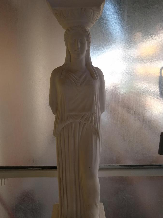 Acropolis Within 10 Minutes Walk! Classical Apartment And A Hostess At Your Side! 雅典 外观 照片
